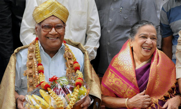 Bharat Ratna C.N.R. Rao wearing a mysore peta presented by Karnataka Chief Minister Siddaramaiah, with wife at his residence in Bengaluru on Sunday - PTI Bharat Ratna C.N.R. Rao wearing a mysore peta presented by Karnataka Chief Minister Siddaramaiah, with wife at his residence in Bengaluru on Sunday - PTI